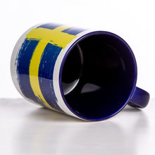 Lade das Bild in den Galerie-Viewer, Keramiktasse mit Schweden Flagge