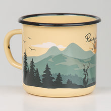 Lade das Bild in den Galerie-Viewer, RESPECT NATURE Emaillebecher in grün/beige - 330ml