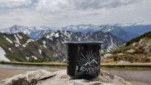 Lade das Bild in den Galerie-Viewer, 3er-PACK THE ADVENTURE BEGINS, 3x Emaillebecher in Schwarz, Grau und Grün
