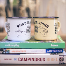 Lade das Bild in den Galerie-Viewer, 2er-PACK ROADTRIPPING: Emaillebecher in weiß und beige/gelb im Vanlife Style