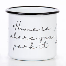 Lade das Bild in den Galerie-Viewer, HOME IS WHERE YOU PARK IT Emaillebecher mit Wohnwagen Motiv