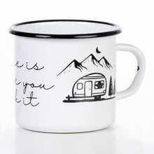 Lade das Bild in den Galerie-Viewer, HOME IS WHERE YOU PARK IT Emaillebecher mit Wohnwagen Motiv