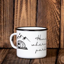 Lade das Bild in den Galerie-Viewer, HOME IS WHERE YOU PARK IT Emaillebecher mit Wohnwagen Motiv