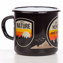 Lade das Bild in den Galerie-Viewer, Emaillebecher BADGES in schwarz mit verschiedenen Outdoor Motiven in Badge Design