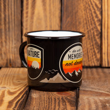 Lade das Bild in den Galerie-Viewer, Emaillebecher BADGES in schwarz mit verschiedenen Outdoor Motiven in Badge Design