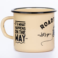 Lade das Bild in den Galerie-Viewer, 2er-PACK ROADTRIPPING: Emaillebecher in weiß und beige/gelb im Vanlife Style