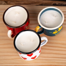 Lade das Bild in den Galerie-Viewer, Sojawachs Kerze im Emaillebecher | Becher 320ml | Modell: Herz