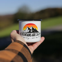 Lade das Bild in den Galerie-Viewer, 3er-PACK MOUNTAINS: 3x Emaillebecher mit Mountains are calling - Motiv