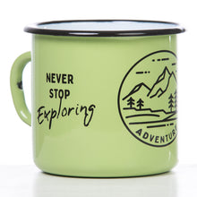 Lade das Bild in den Galerie-Viewer, ADVENTURE TRAVELING EXPLORING | Emaillebecher in grün | im Outdoor Design