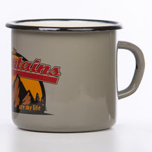 Lade das Bild in den Galerie-Viewer, MOUNTAINS ARE MY LIFE Emaillebecher in grau mit farbigem Aufdruck