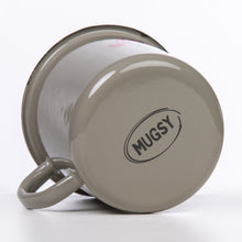 Lade das Bild in den Galerie-Viewer, MOUNTAINS ARE MY LIFE Emaillebecher in grau mit farbigem Aufdruck