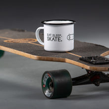 Lade das Bild in den Galerie-Viewer, EAT SLEEP SKATE Emaillebecher