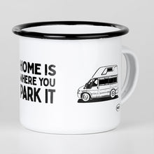 Lade das Bild in den Galerie-Viewer, HOME IS WHERE YOU PARK IT Emaillebecher mit Campingbus mit Hochdach Zeichnung