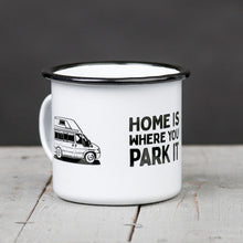 Lade das Bild in den Galerie-Viewer, HOME IS WHERE YOU PARK IT Emaillebecher mit Campingbus mit Hochdach Zeichnung