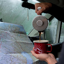 Lade das Bild in den Galerie-Viewer, REDLINE Emaille Geschirr: Emaille Becher mit Berg-Motiv | Emaille Tasse für Outdoor, Camping | 350 ml