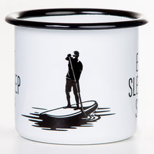 Lade das Bild in den Galerie-Viewer, EAT SLEEP SUP Emaillebecher mit Surfer-/Surferin Motiv