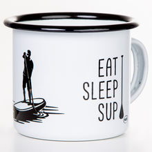 Lade das Bild in den Galerie-Viewer, EAT SLEEP SUP Emaillebecher mit Surfer-/Surferin Motiv