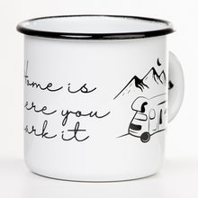 Lade das Bild in den Galerie-Viewer, HOME IS WHERE YOU PARK IT Emaillebecher mit Wohnmobil Zeichnung