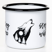 Lade das Bild in den Galerie-Viewer, Emaillebecher "STAY WILD - STAY FREE"-Serie mit Motiv: Wolf
