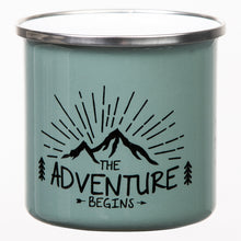 Lade das Bild in den Galerie-Viewer, THE ADVENTURE BEGINS Emaillebecher mit silbernem Rand - Farben: olivgrün / rosa