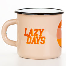 Lade das Bild in den Galerie-Viewer, LAZY DAYS Emaillebecher im Retro Style - sandfarben, 2 Designvarianten - Inhalt 330ml