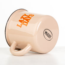 Lade das Bild in den Galerie-Viewer, LAZY DAYS Emaillebecher im Retro Style - sandfarben, 2 Designvarianten - Inhalt 330ml