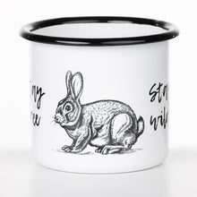 Lade das Bild in den Galerie-Viewer, Emaillebecher "STAY WILD - STAY FREE"-Serie mit Motiv: Hase