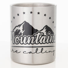 Lade das Bild in den Galerie-Viewer, MOUNTAINS ARE CALLING Edelstahlbecher mit Karabiner
