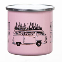 Lade das Bild in den Galerie-Viewer, KEEP IT SIMPLE - TAKE IT EASY | Emaillebecher mit silbernem Rand | Farben: olivgrün/rosa