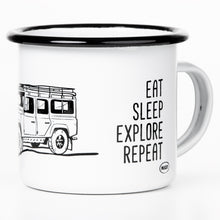 Lade das Bild in den Galerie-Viewer, EAT SLEEP EXPLORE Emaillebecher mit Geländewagen Zeichnung