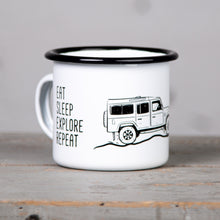 Lade das Bild in den Galerie-Viewer, EAT SLEEP EXPLORE Emaillebecher mit Geländewagen (Seitenansicht) Zeichnung