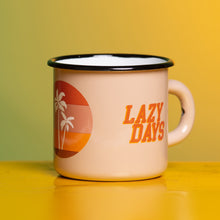 Lade das Bild in den Galerie-Viewer, LAZY DAYS Emaillebecher im Retro Style - sandfarben, 2 Designvarianten - Inhalt 330ml