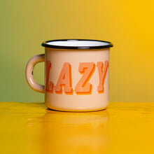 Lade das Bild in den Galerie-Viewer, LAZY DAYS Emaillebecher im Retro Style - sandfarben, 2 Designvarianten - Inhalt 330ml