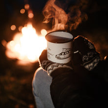 Lade das Bild in den Galerie-Viewer, HOME IS WHERE YOU PARK IT Emaillebecher mit Campingbus mit Aufstelldach