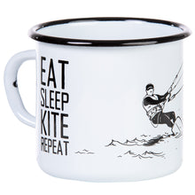 Lade das Bild in den Galerie-Viewer, EAT SLEEP KITE REPEAT Emaillebecher | für Kitesurfer*innen | 330ml