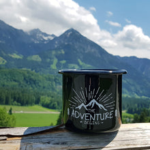 Lade das Bild in den Galerie-Viewer, 3er-PACK BLACK TREK: 3 x schwarze Emaillebecher mit Trekking und Wandermotiven