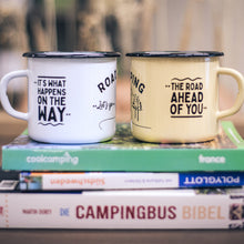 Lade das Bild in den Galerie-Viewer, 2er-PACK ROADTRIPPING: Emaillebecher in weiß und beige/gelb im Vanlife Style