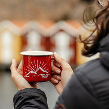 Lade das Bild in den Galerie-Viewer, REDLINE Emaille Geschirr: Emaille Becher mit Berg-Motiv | Emaille Tasse für Outdoor, Camping | 350 ml