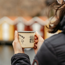 Lade das Bild in den Galerie-Viewer, ROADTRIPPING - THE ROAD AHEAD OF YOU Emaillebecher weiß/beige