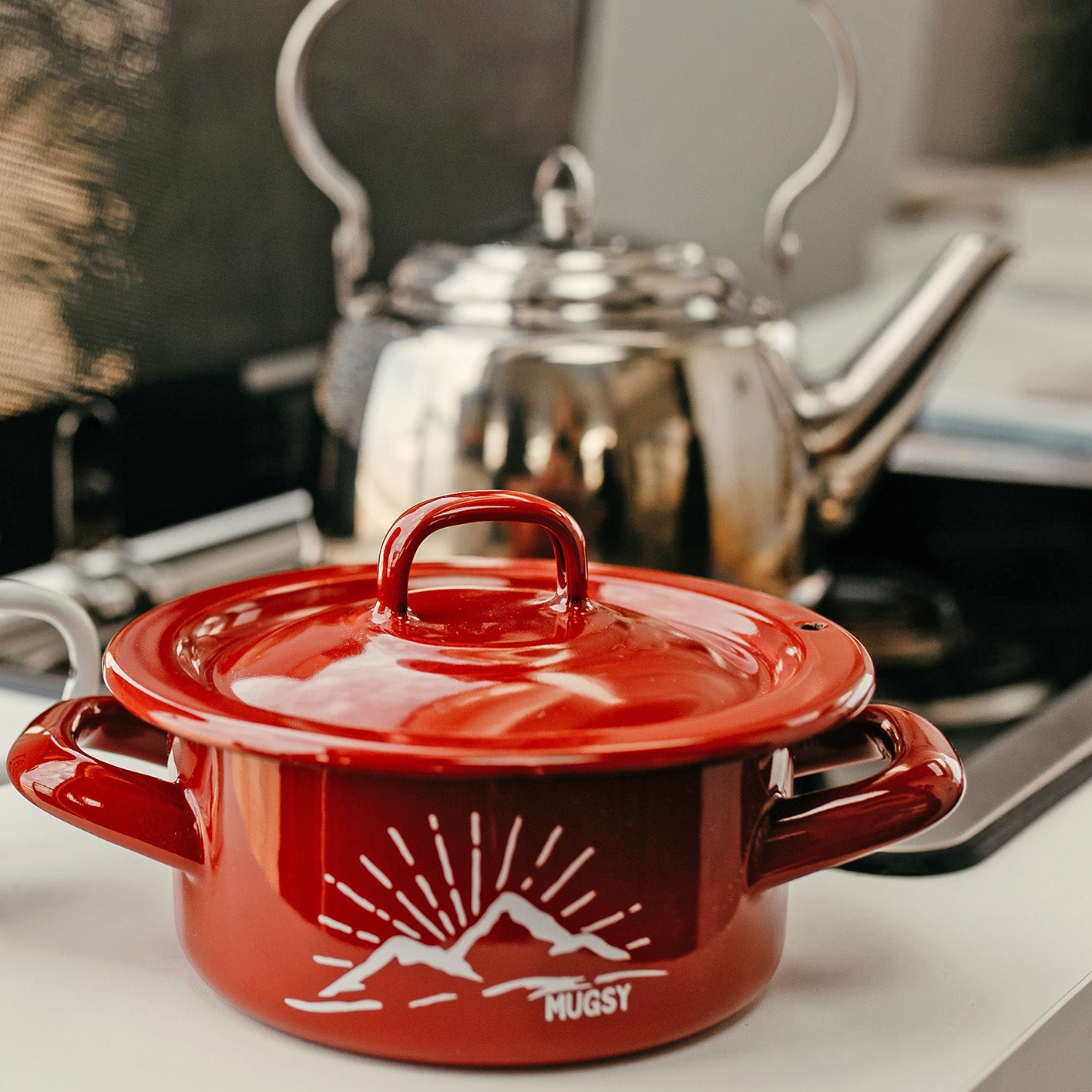 REDLINE Emaille Geschirr: kleiner Emaille Topf mit Deckel, Motiv: Berg – MUGSY