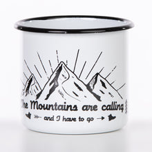 Lade das Bild in den Galerie-Viewer, 3er-PACK MOUNTAINS: 3x Emaillebecher mit Mountains are calling - Motiv
