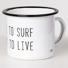 Lade das Bild in den Galerie-Viewer, LIVE TO SURF Emaillebecher
