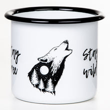 Lade das Bild in den Galerie-Viewer, Emaillebecher &quot;STAY WILD - STAY FREE&quot;-Serie mit Motiv: Wolf
