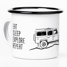 Lade das Bild in den Galerie-Viewer, EAT SLEEP EXPLORE Emaillebecher mit Geländewagen (Seitenansicht) Zeichnung
